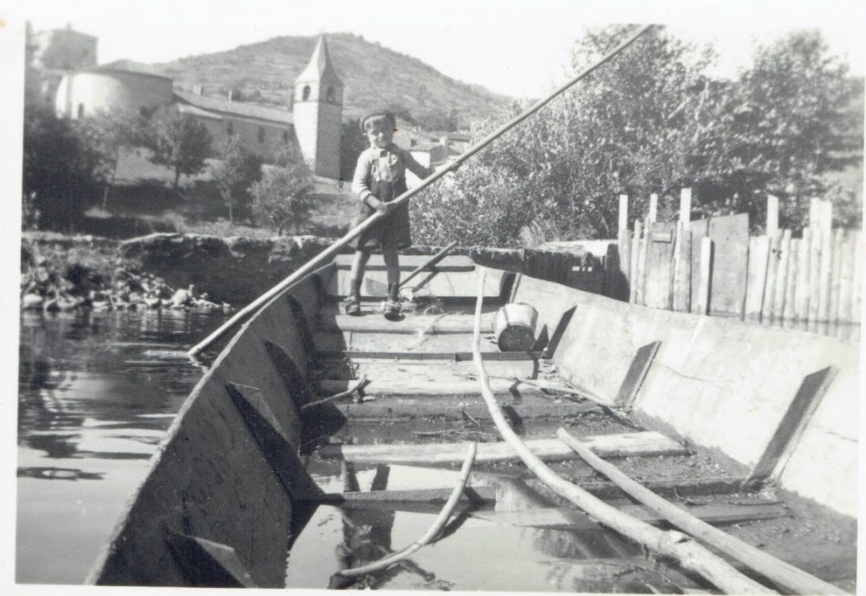 1 Yvon PASTOUREL sur la barque du moulin de Saint Ilpize